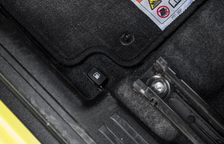 Suzuki Jimny 1.5 VVT Pro otwieranie wlewu paliwa