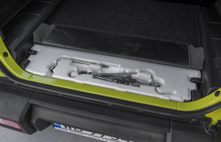 Suzuki Jimny 1.5 VVT Pro bagażnik, wytłoczka na lewarek i klucz do kół