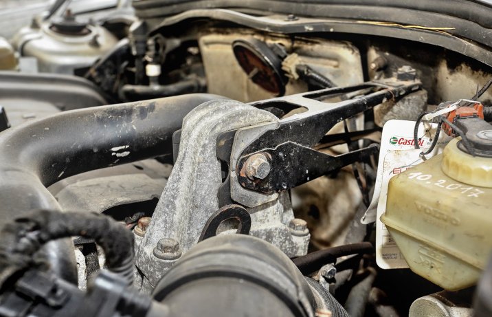 Volvo V70 XC P80 poduszka silnika