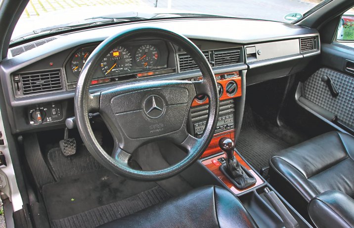 Mercedes 190 E 3.2 AMG deska rozdzielcza