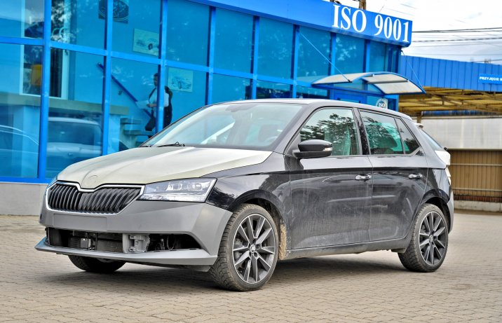 Skoda Fabia po naprawie, przed lakierowaniem wymienionych części