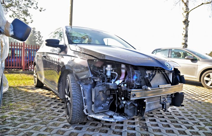 Skoda Fabia po wypadku – przód ze zdemontowanym zderzakiem