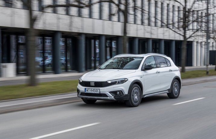Fiat Tipo Cross – przód i bok w ruchu