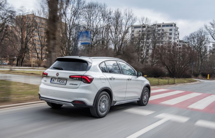 Fiat Tipo Cross – tył i bok w ruchu