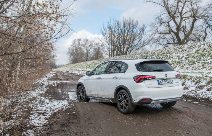 Fiat Tipo Cross – tył i bok