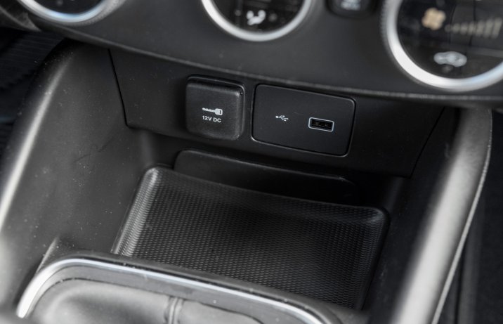 Fiat Tipo Cross – półka w konsoli z gniazdami 12 V i USB