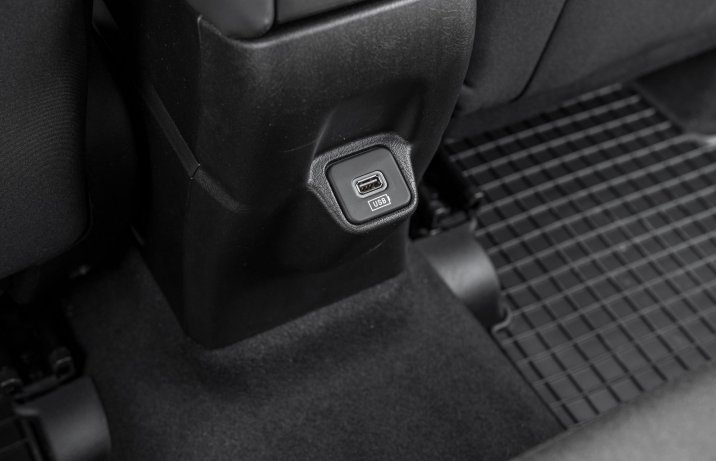 Fiat Tipo Cross – gniazdo USB w drugim rzędzie