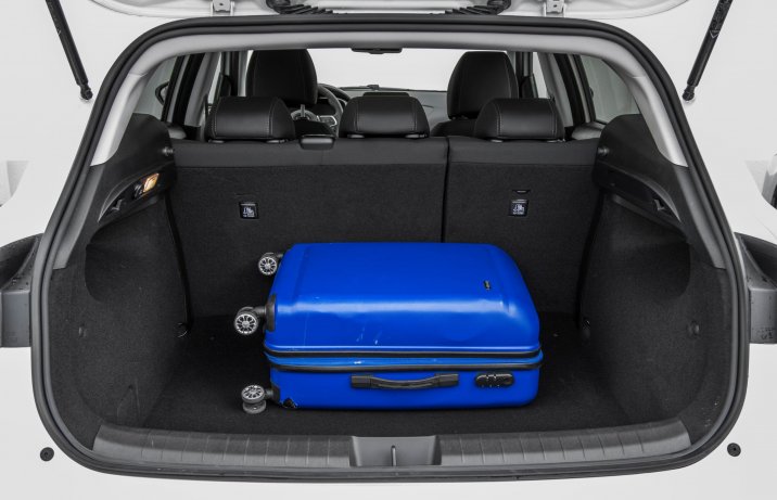 Fiat Tipo Cross – bagażnik z walizką
