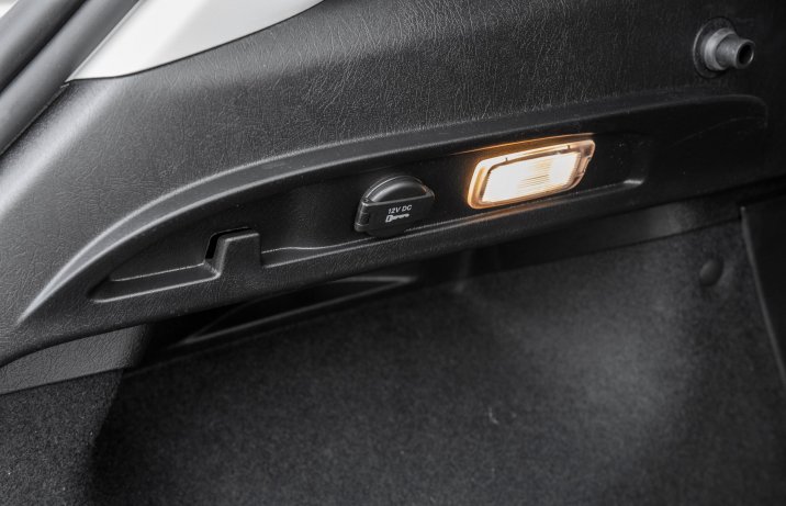 Fiat Tipo Cross – bagażnik, haki na siatki z zakupami, gniazdo 12 V