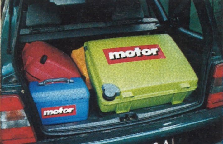 Polonez Kombi GSI 1.6 – bagażnik z walizkami