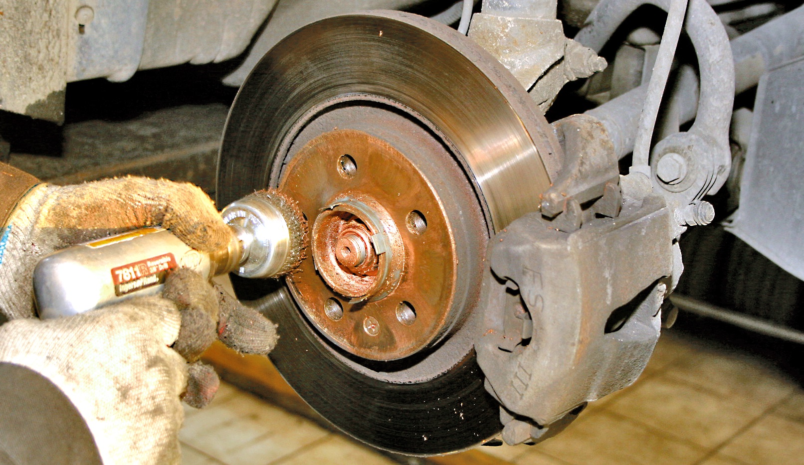 zrywanie pasty miedzianej z piasty