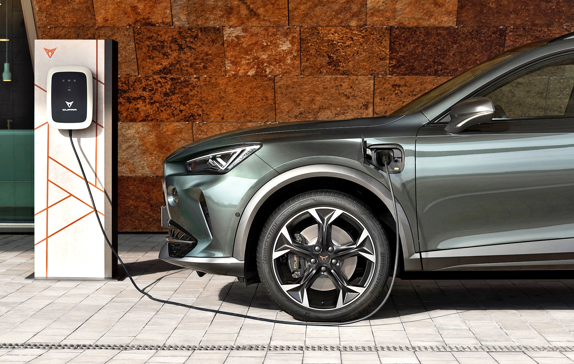 Cupra Formentor przód podczas ładowania