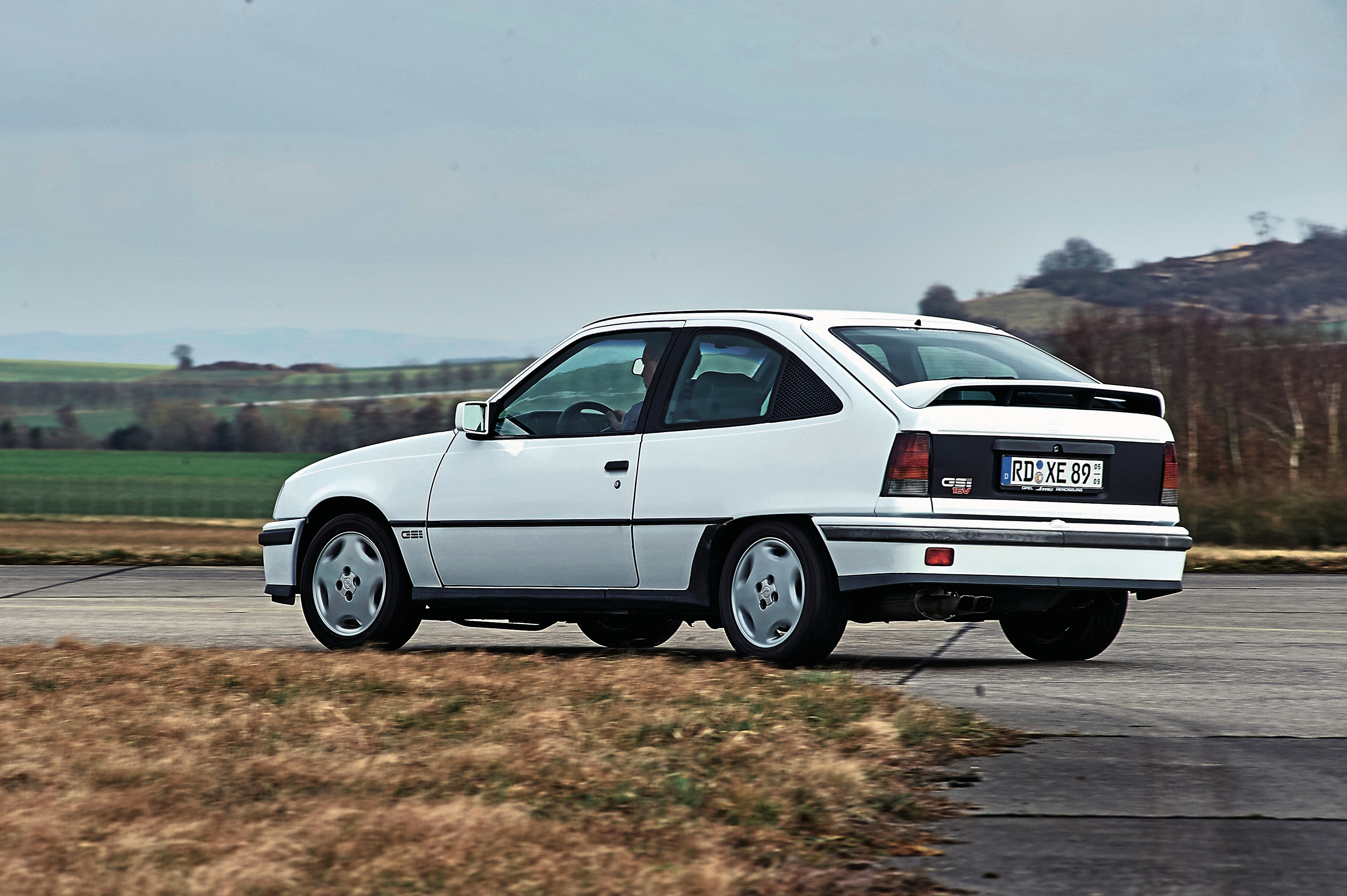 Opel Kadett E GSi 16V w zakręcie bok i tył