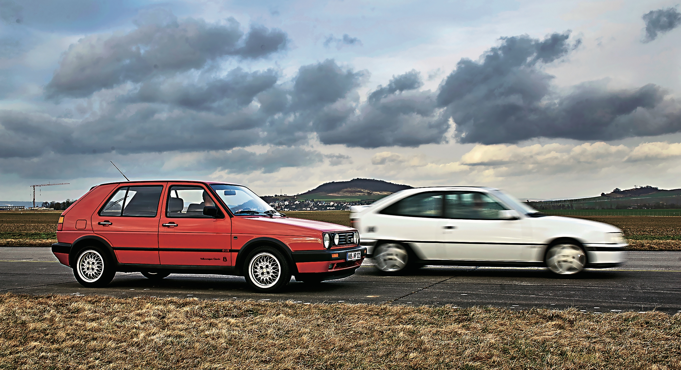 VW Golf II GTI 16V i Opel Kadett E GSi 16V w ruchu boki