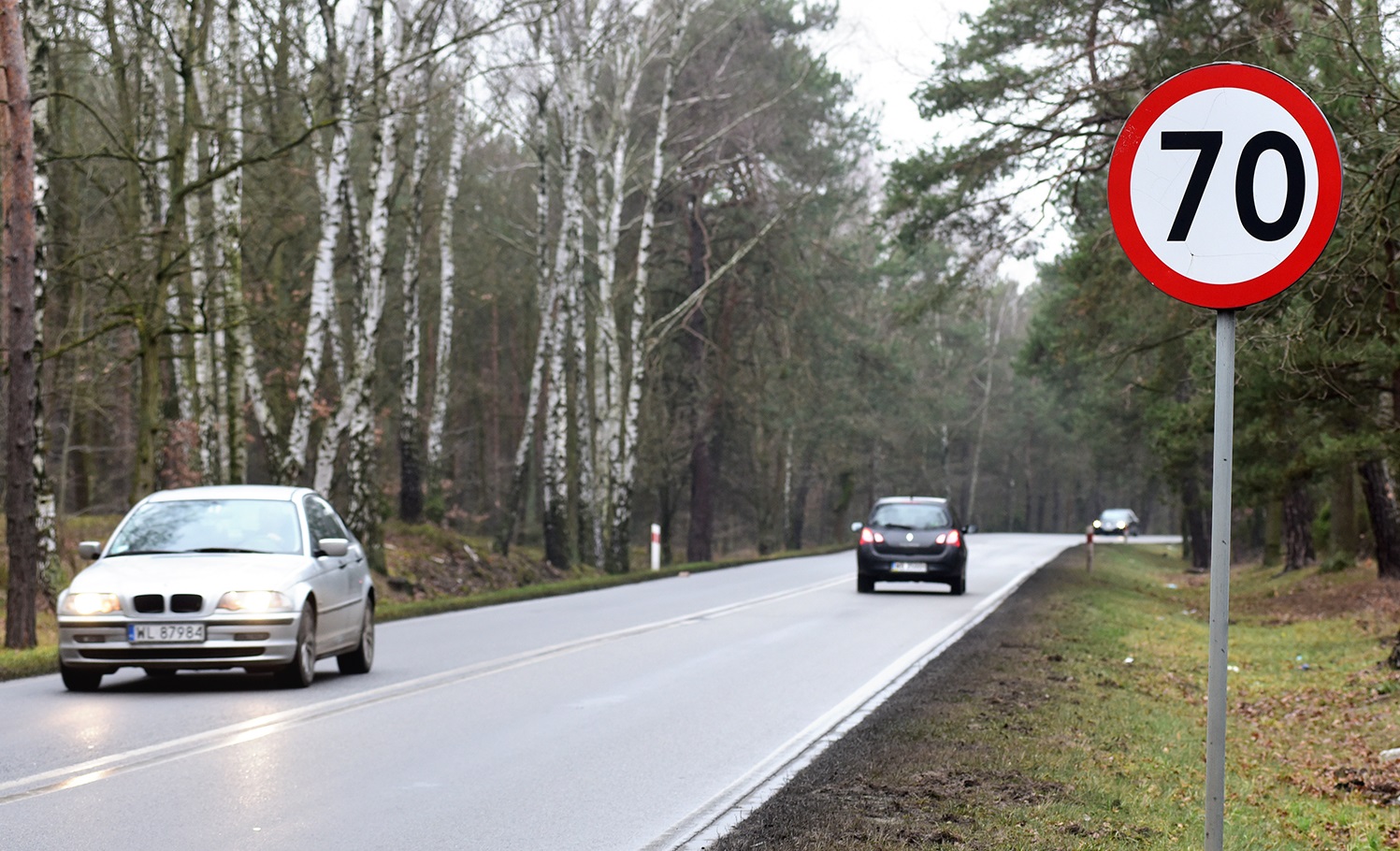 droga ze znakiem ograniczenia prędkości do 70 km/h