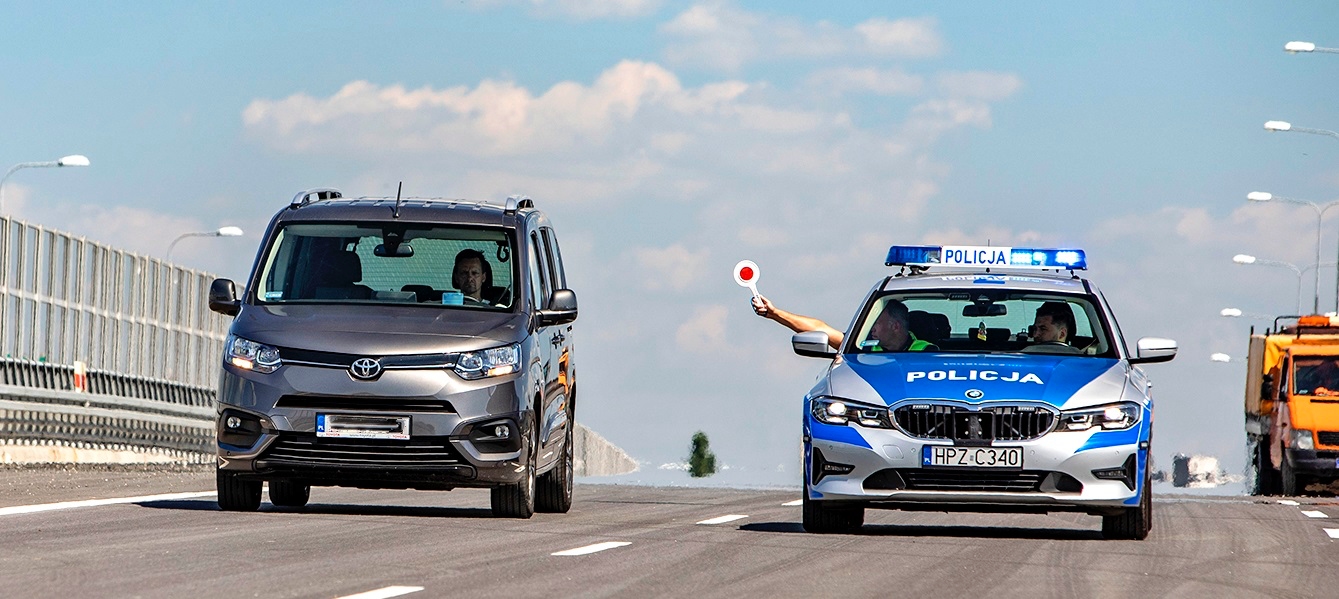 policja zatrzymuje auto na trasie szybkiego ruchu