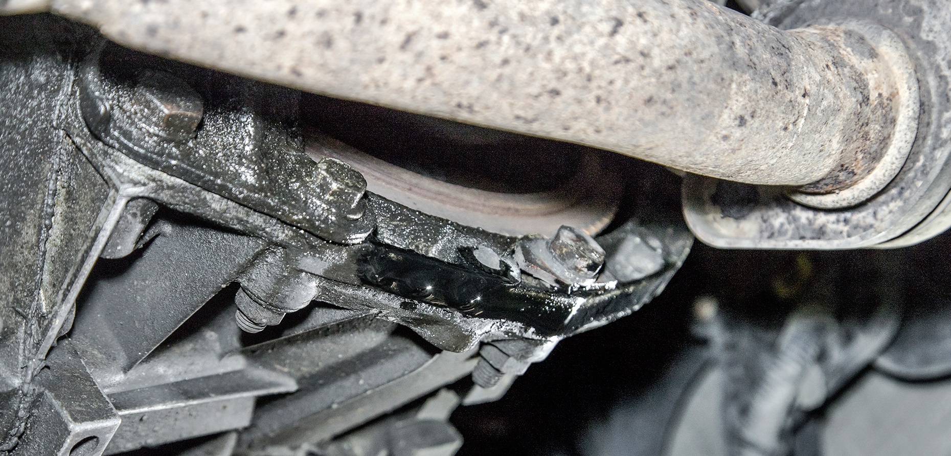 wyciek na połączeniu silnika i skrzyni biegów