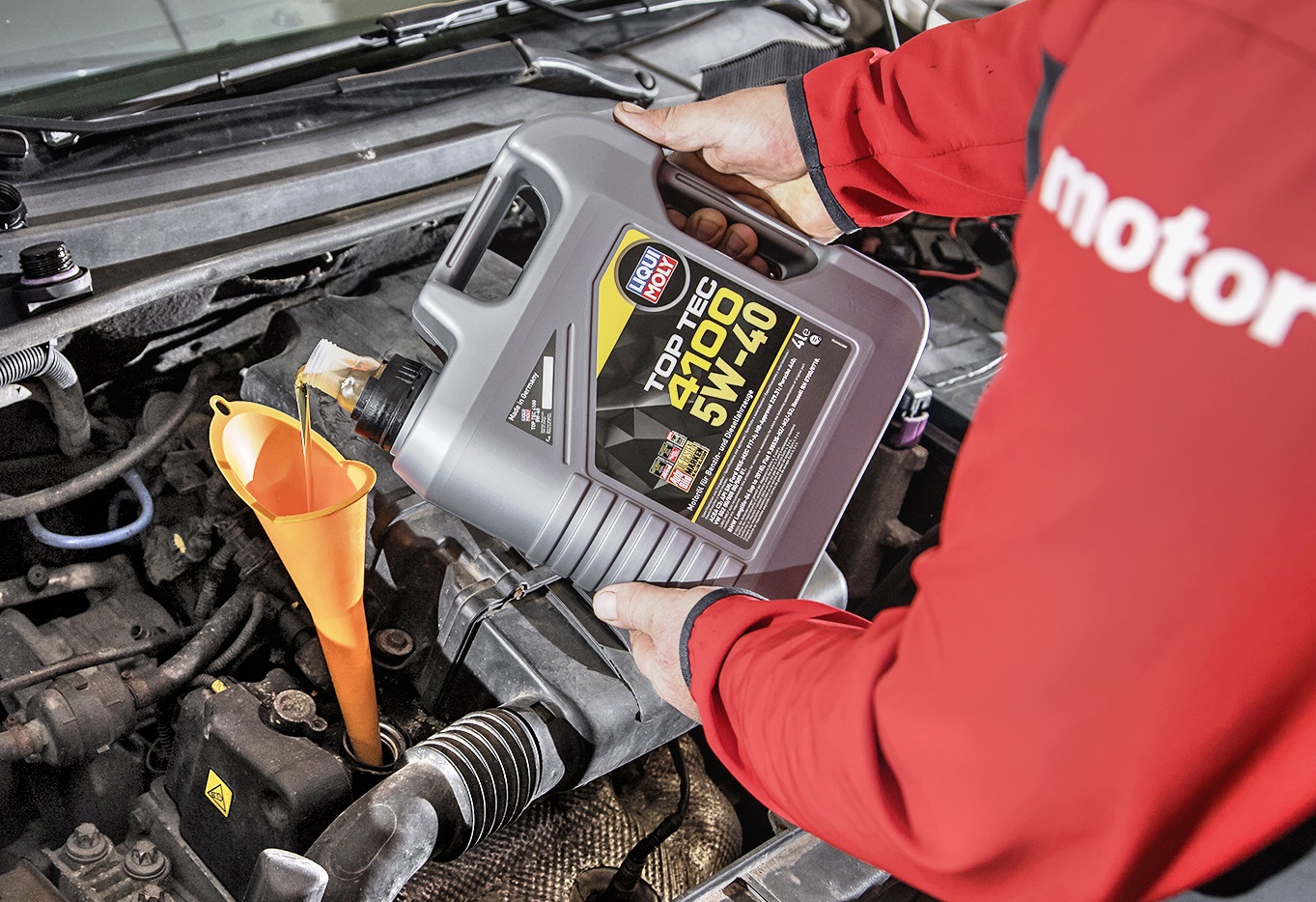 dolewanie oleju silnikowego