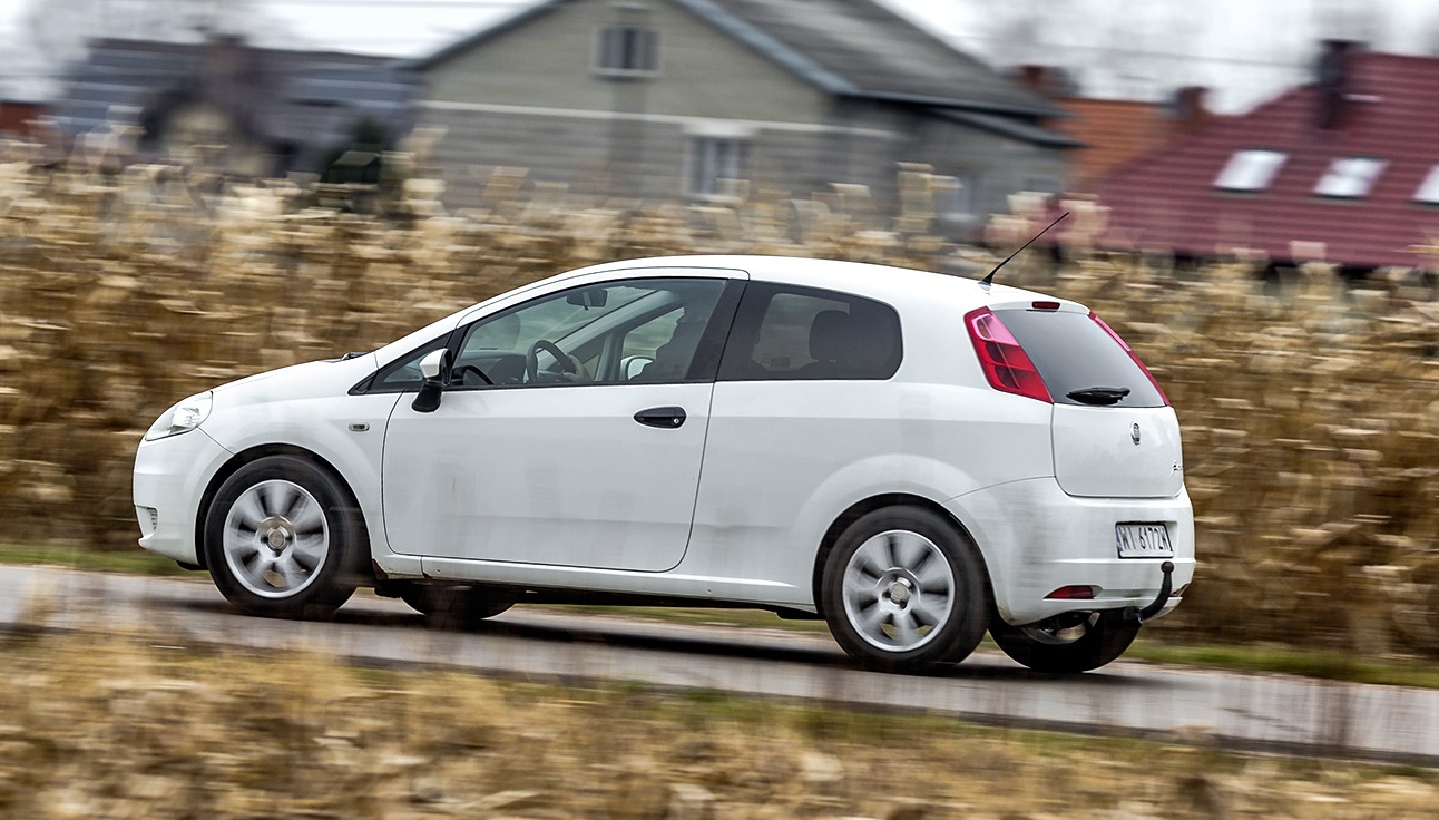 jadący Fiat Grande Punto