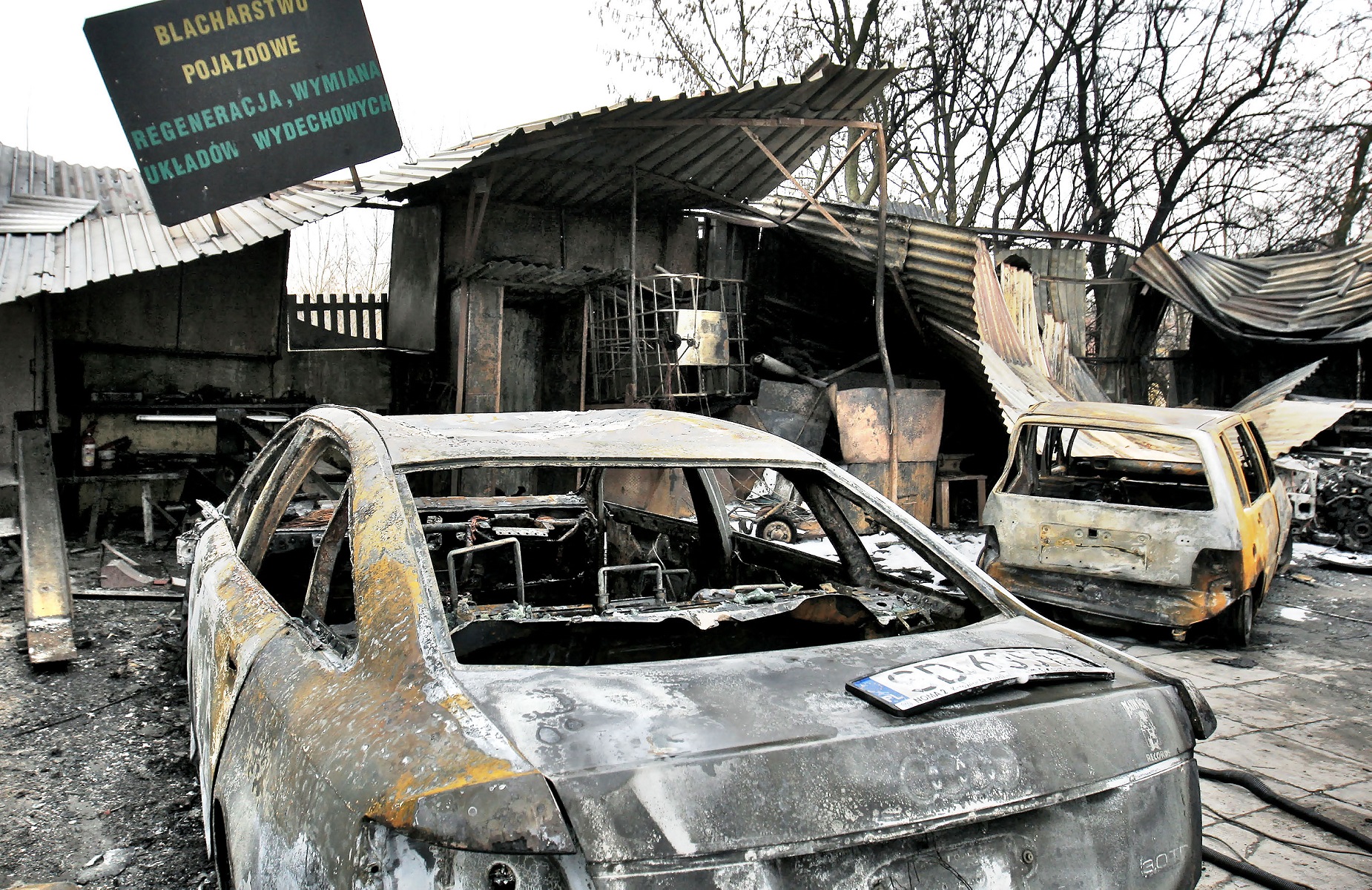 spalone auta przed warsztatem