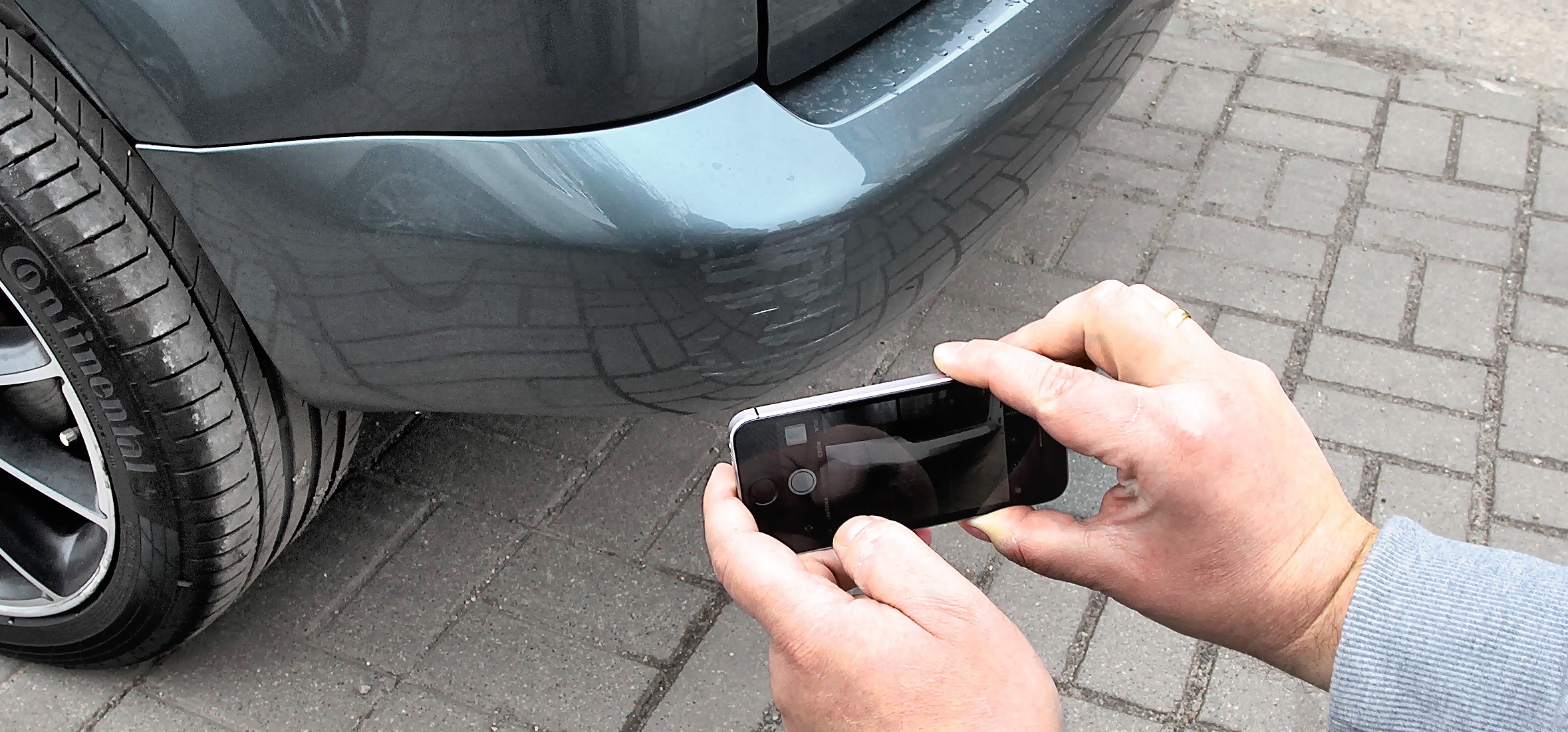 robienie zdjęcia zarysowanego błotnika