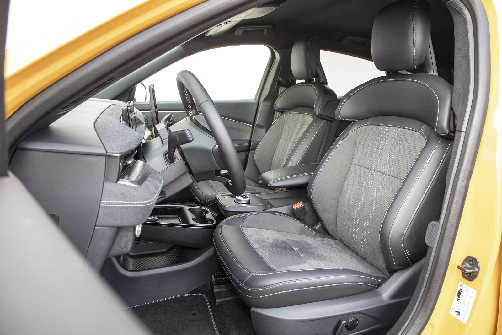 Ford Mustang Mach-E przednie fotele