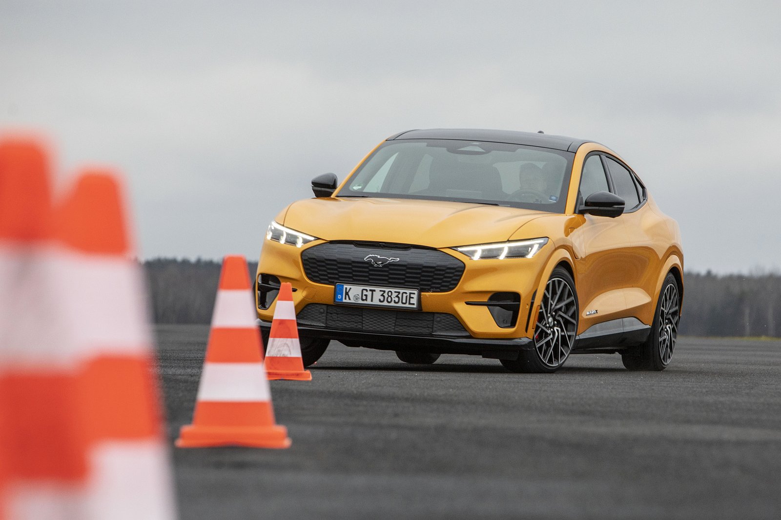 Ford Mustang Mach-E dynamika jazdy slalom