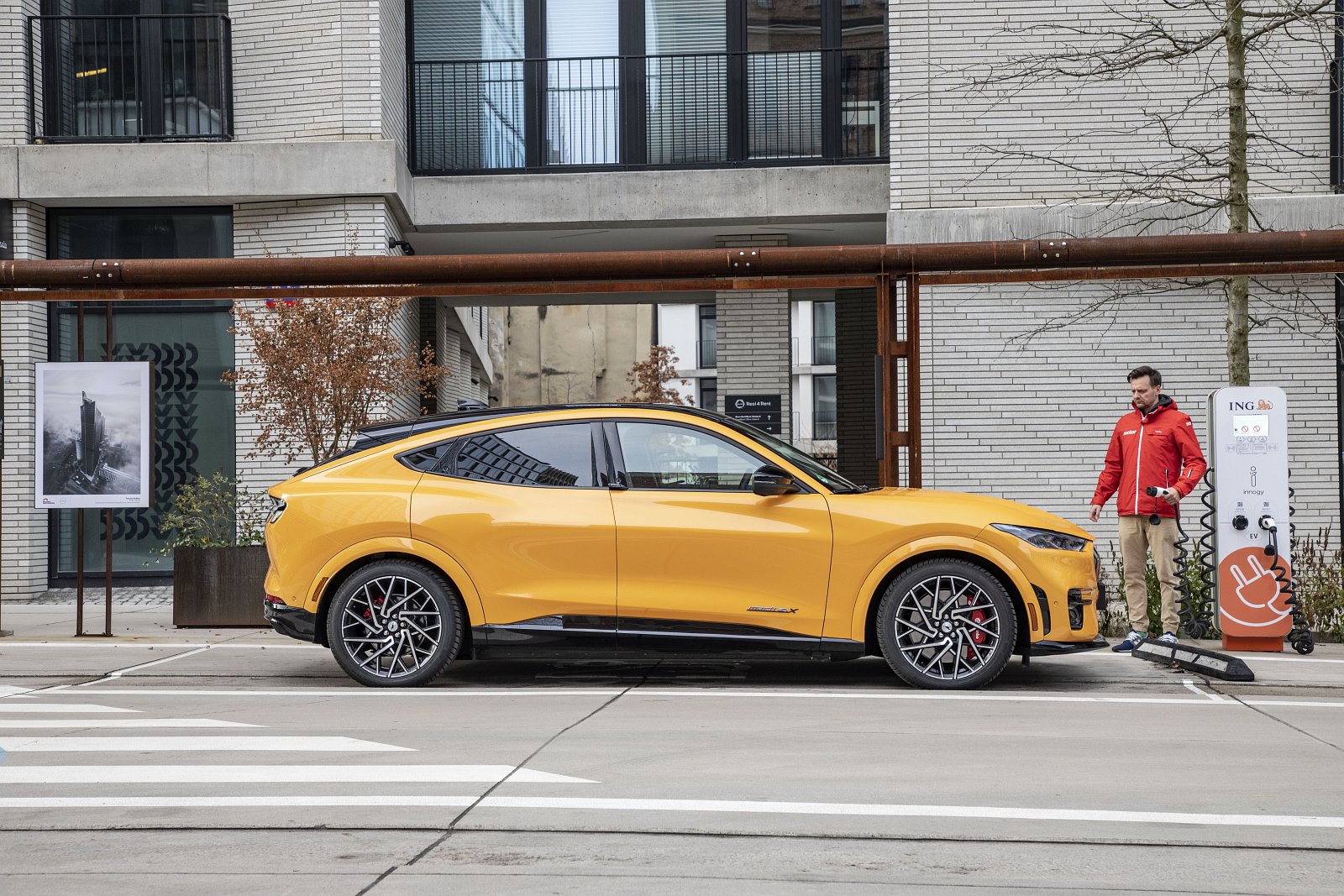 Ford Mustang Mach-E ładowanie