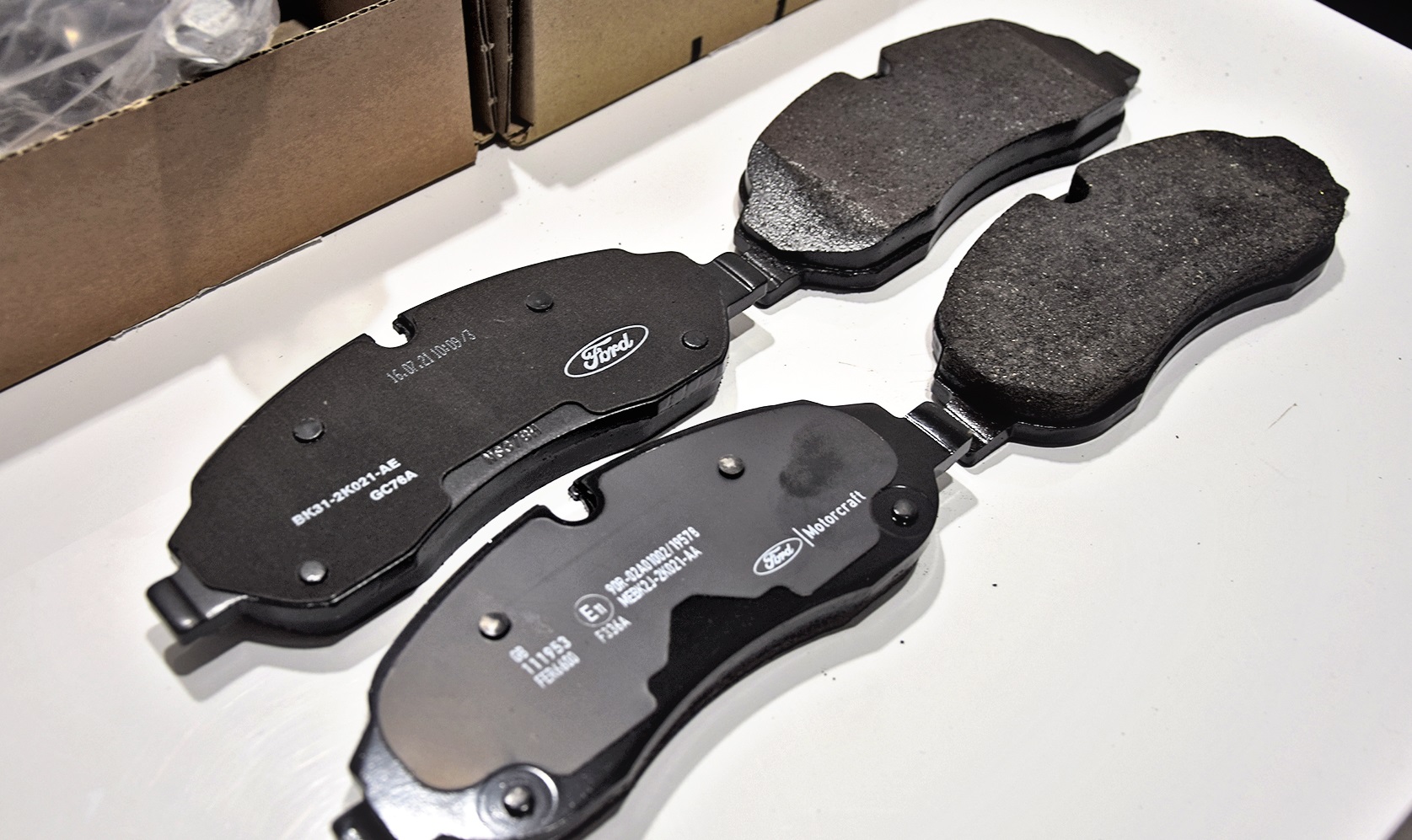 Klocki hamulcowe na stole