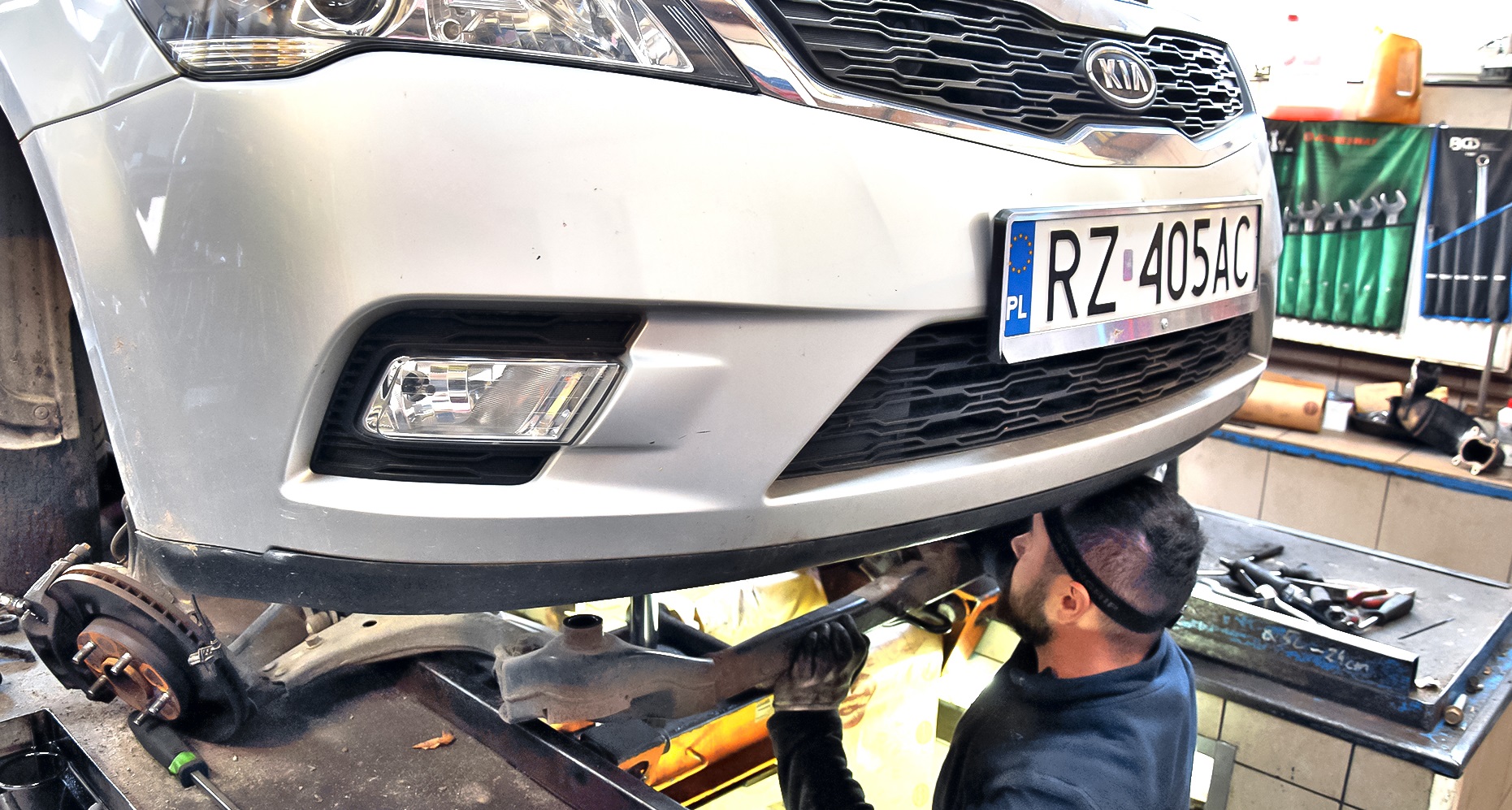 mechanik pracuje przy aucie w serwisie