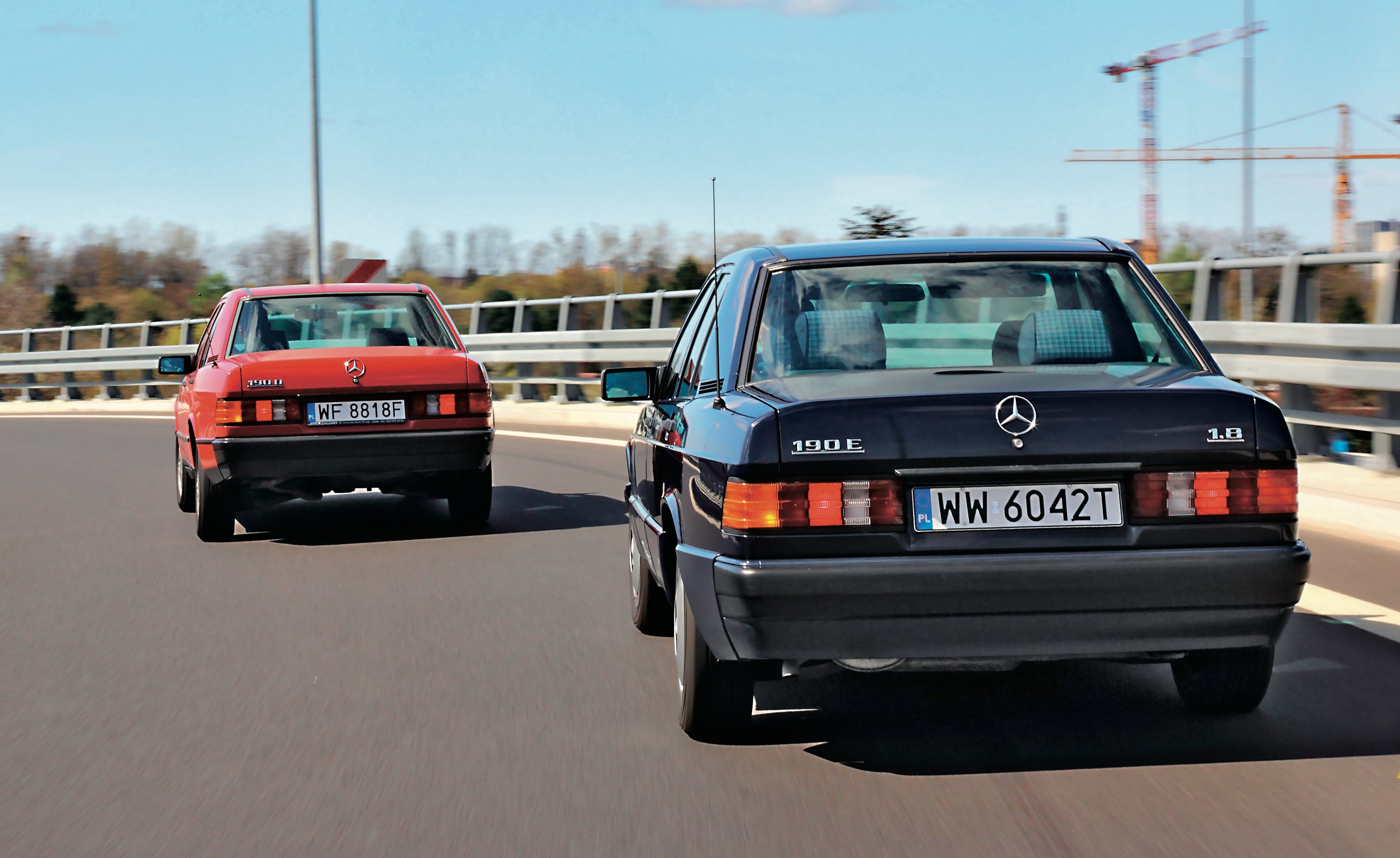 Mercedes 190 W201 przed i po liftingu tyły na wiadukcie