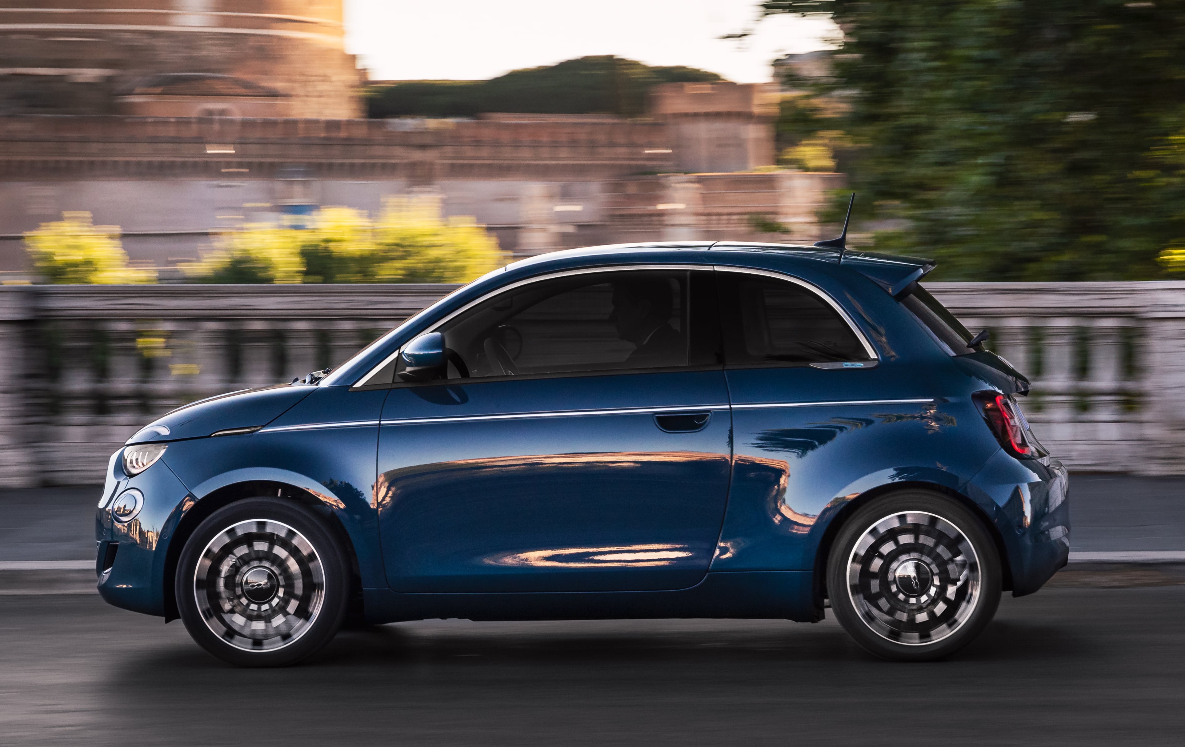 Fiat 500 hatchback bok w ruchu