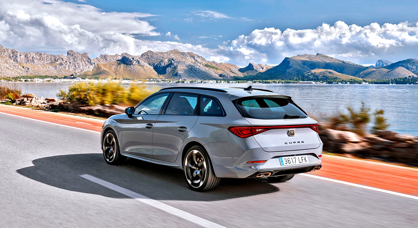 Cupra Leon kombi tył i bok w ruchu