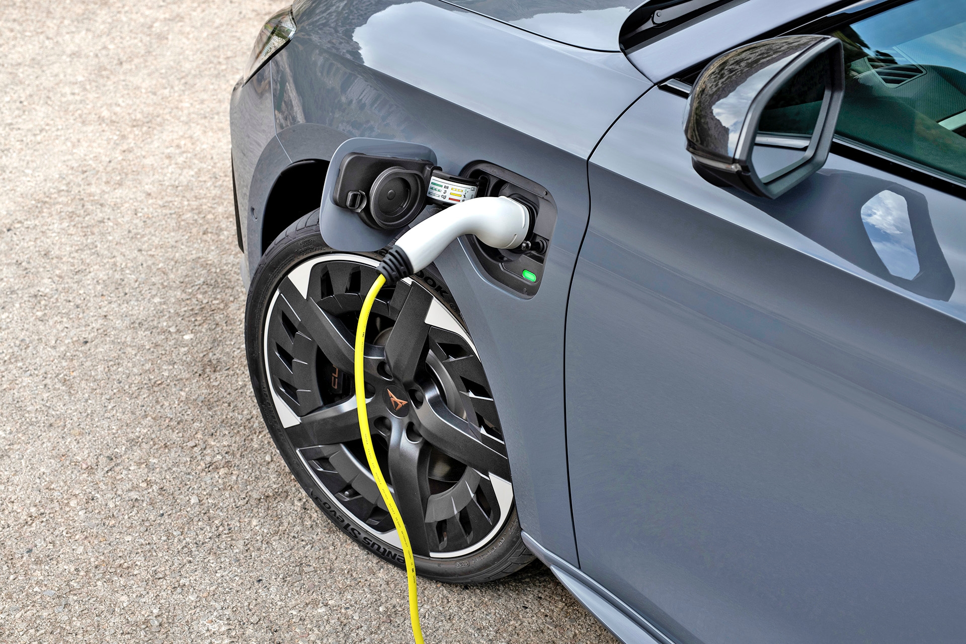 Cupra Leon plug-in podczas ładowania