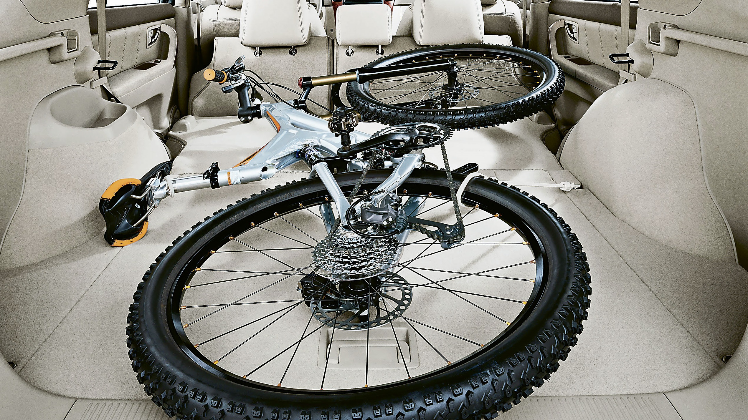 rower we wnętrzu auta