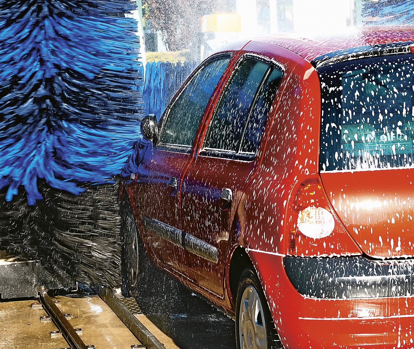 auto na myjni samochodowej