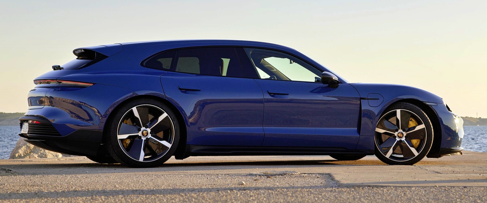 Porsche Taycan Sport Turismo bok