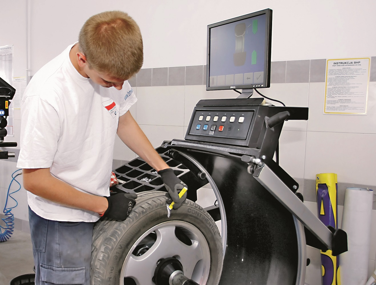 dłoń na kluczyku w stacyjce