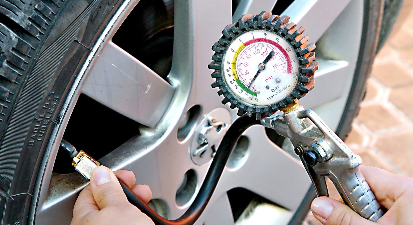 sprawdzanie ciśnienia w kołach