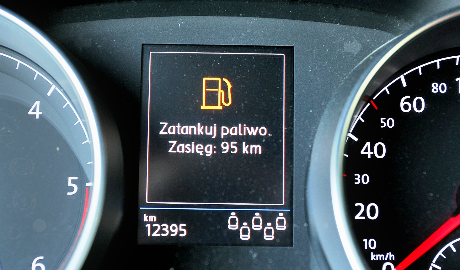 wyświetlony komunikat o małej ilości paliwa