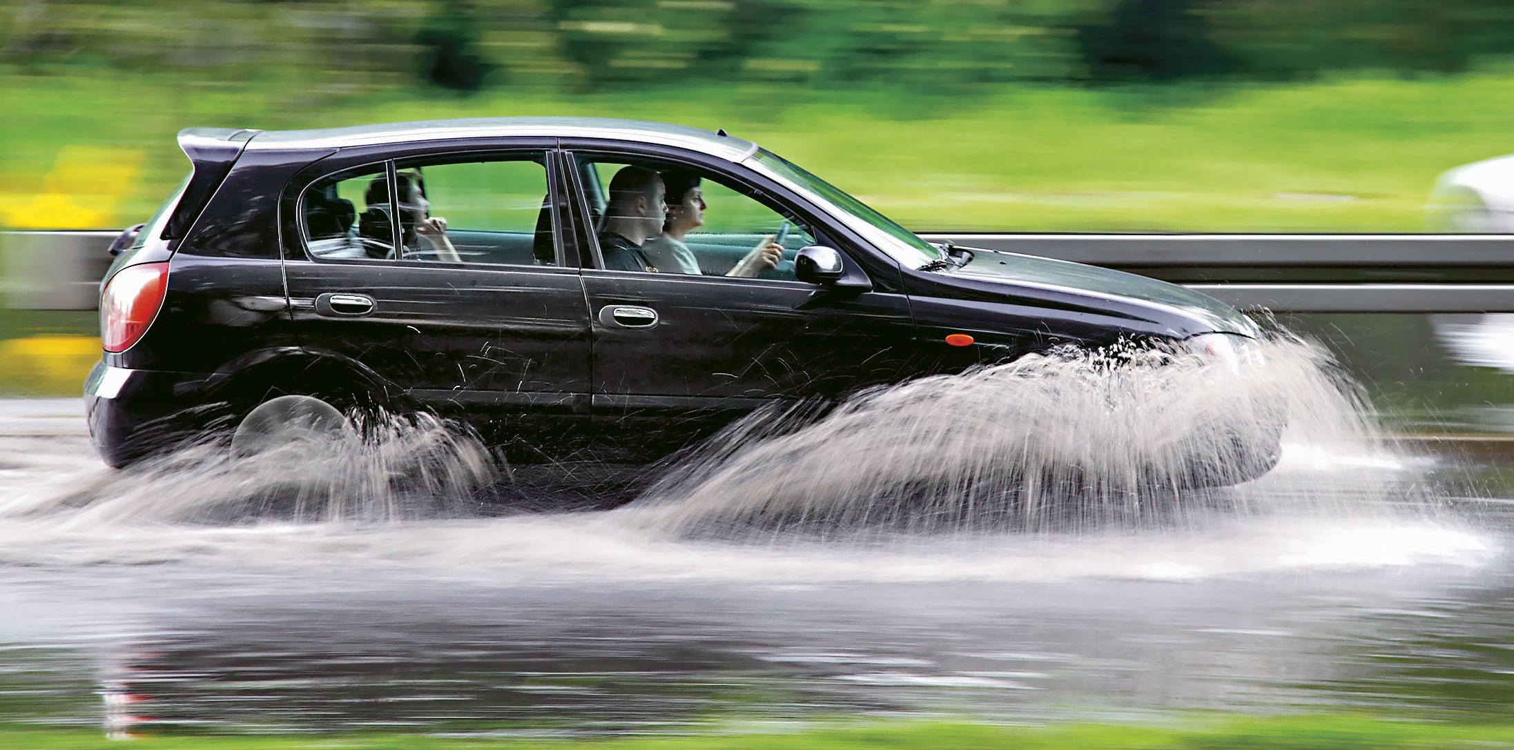 auto przejeżdza przez głęboką kałużę