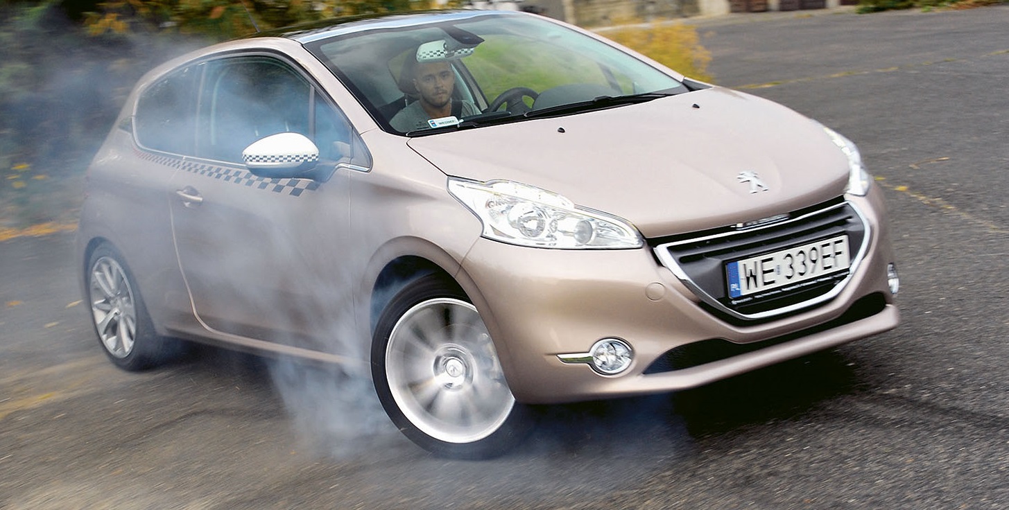 auto rusza z dymiącymi skręconymi kołami