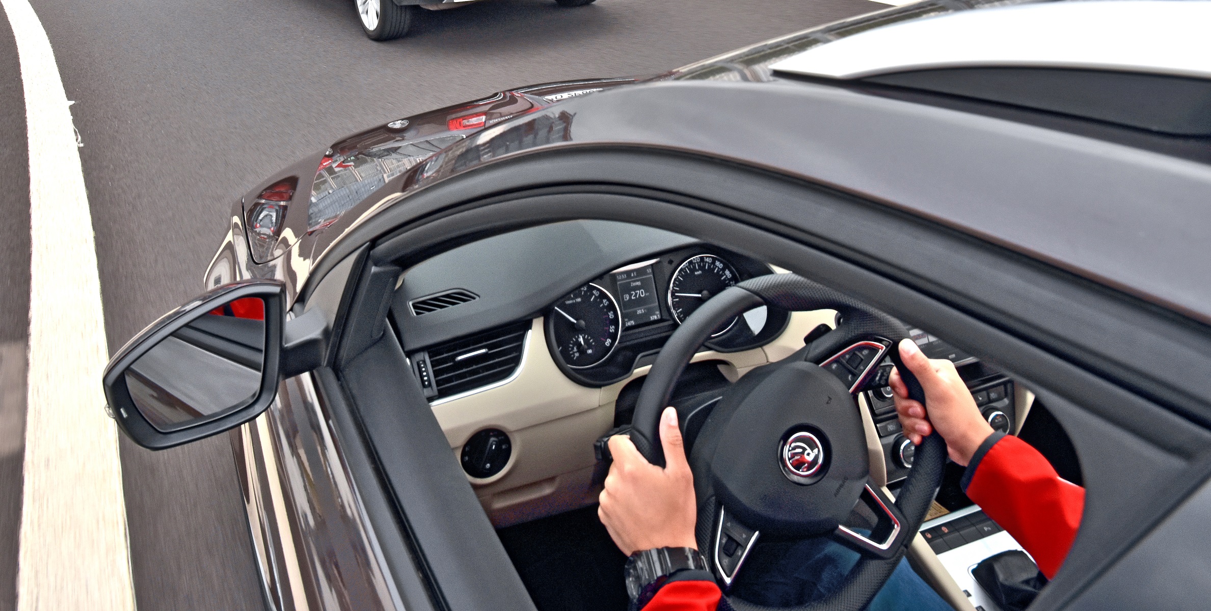 wnętrze auta zza okna