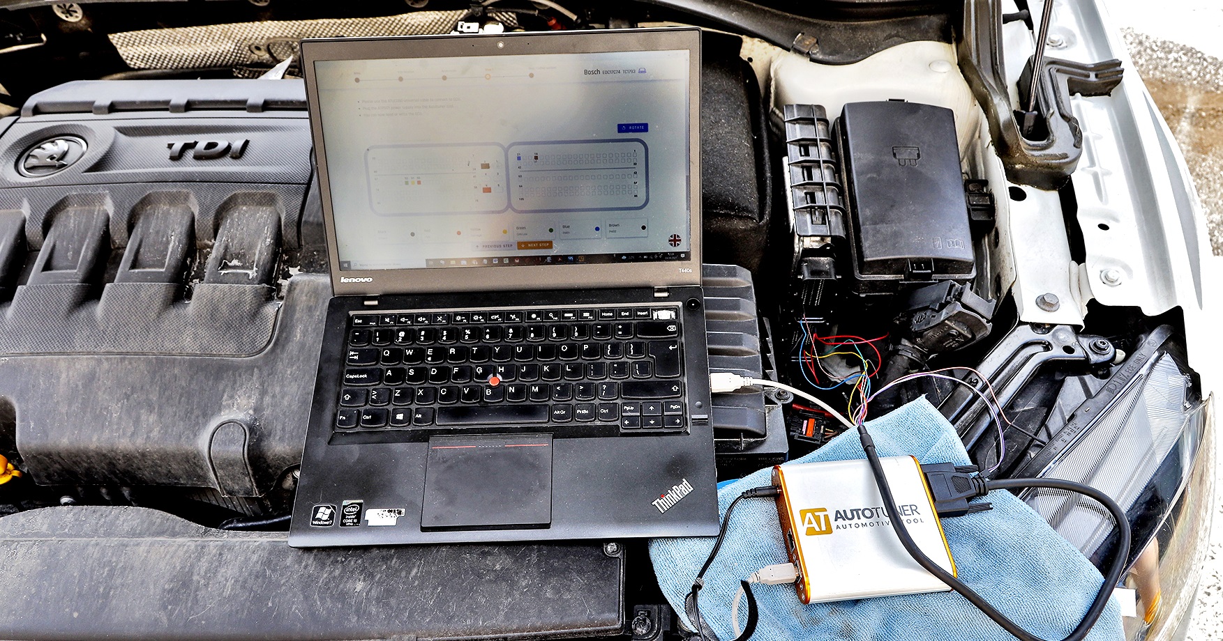 komputer podłączony do silnika