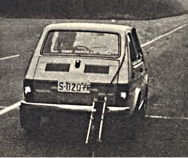 Fiat 126p podczas testów widok od tyłu