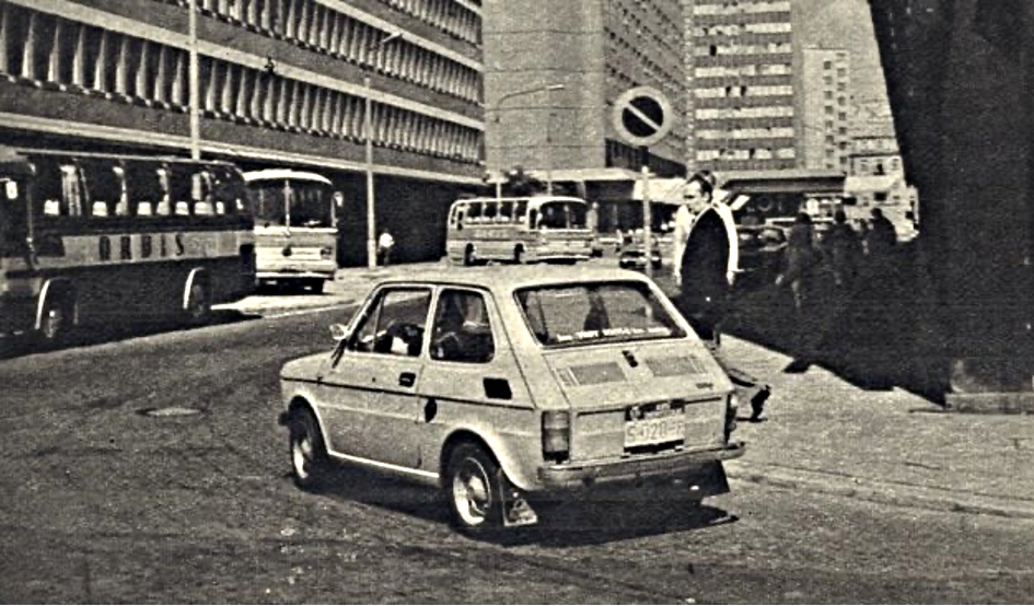 Fiat 126p w mieście na zakręcie widok od tyłu