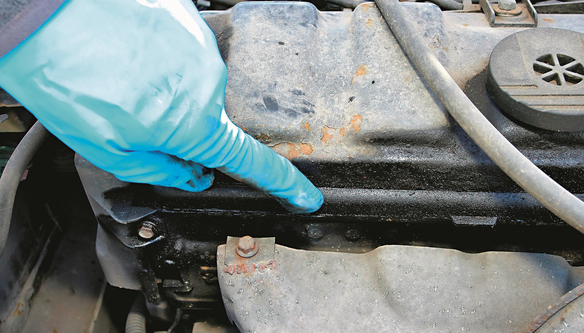 Mężczyzna ogląda tył samochodu