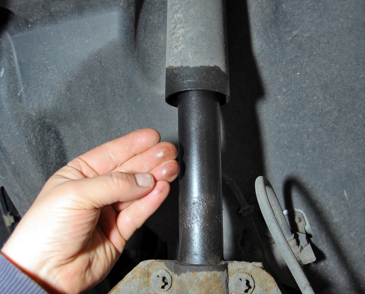 cieknący amortyzator