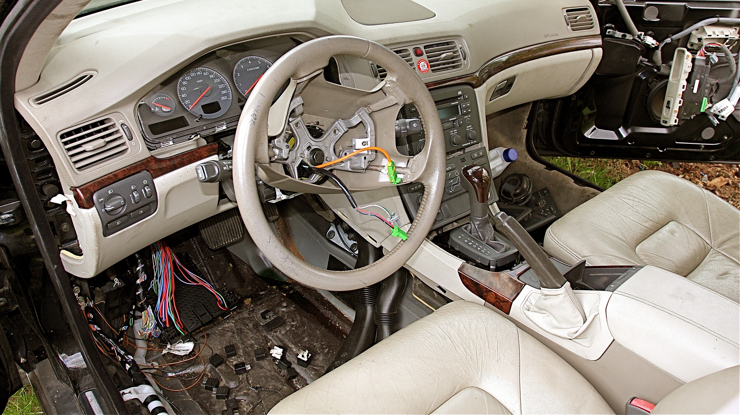 rozmontowane wnętrze auta