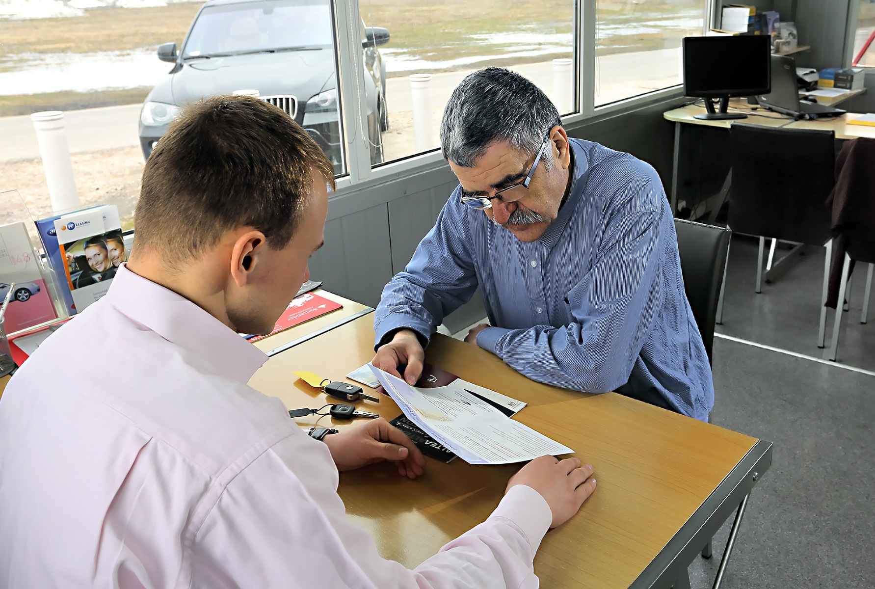 oglądanie dokumentów sprzedaży auta